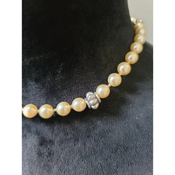 Women's Cream Pearl Beaded Necklace With Antique Silver Crown Shaped Lock - Picture 5 of 6